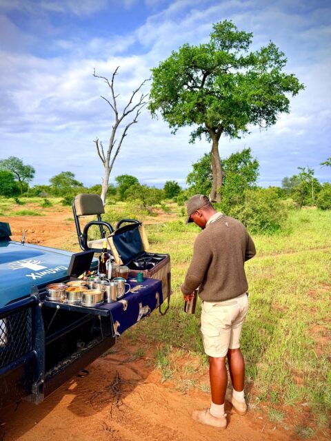 Some people stop for coffee on the way to work.
We stop for coffee… in the bush ☕🌿

During our morning game drive, Thulani turns a quiet spot into a pop-up coffee shop, complete with proper coffee, homemade cookies (or another delicious surprise from the kitchen), and of course a splash of Amarula if you feel like starting the day Ximuwu-style.